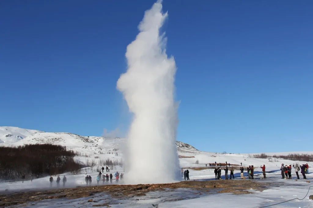 vista invernale di Geysir al momento dell'eruzione Islanda Circolo d'oro
